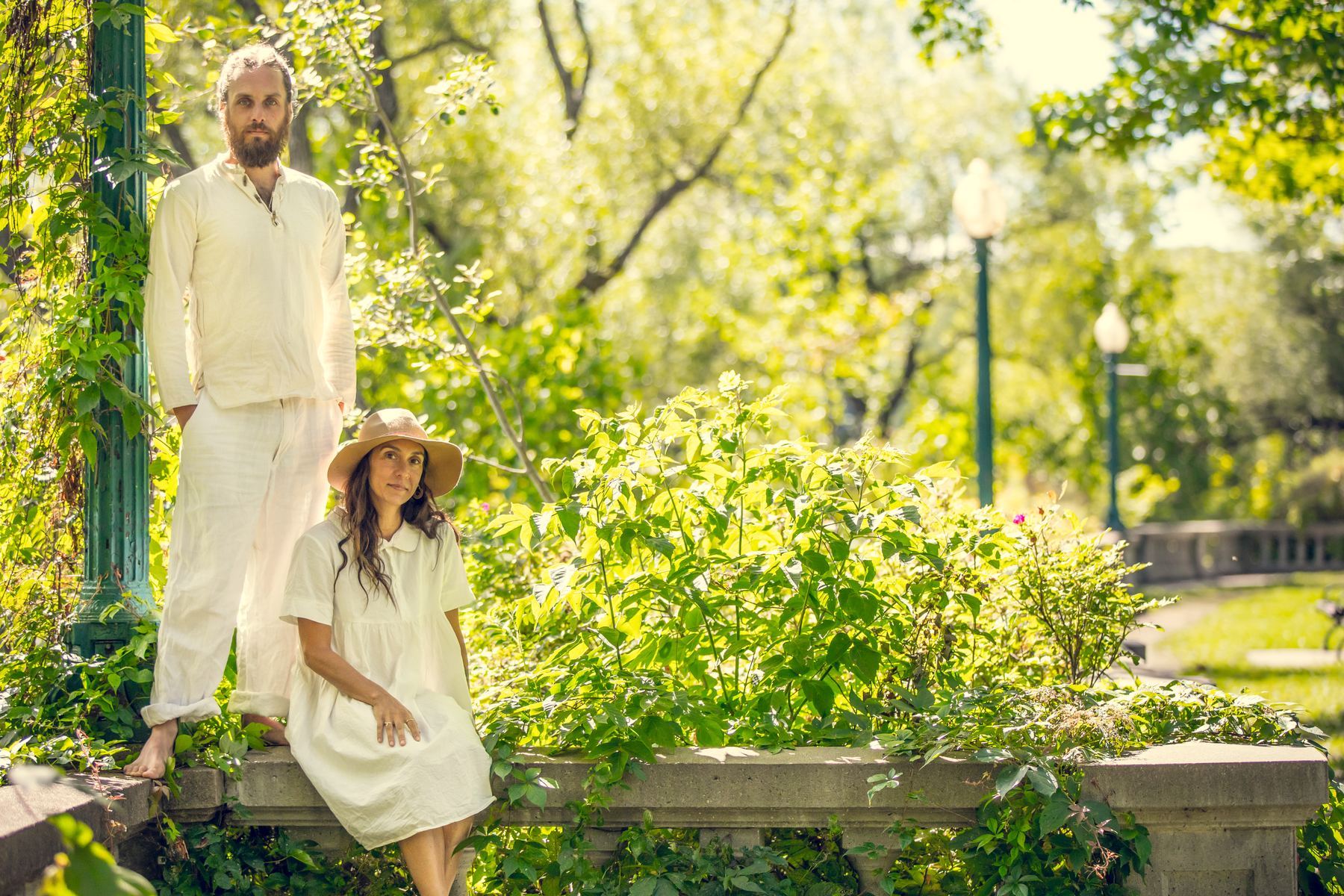 Simon et Catherine dans un parc, en Mauricie